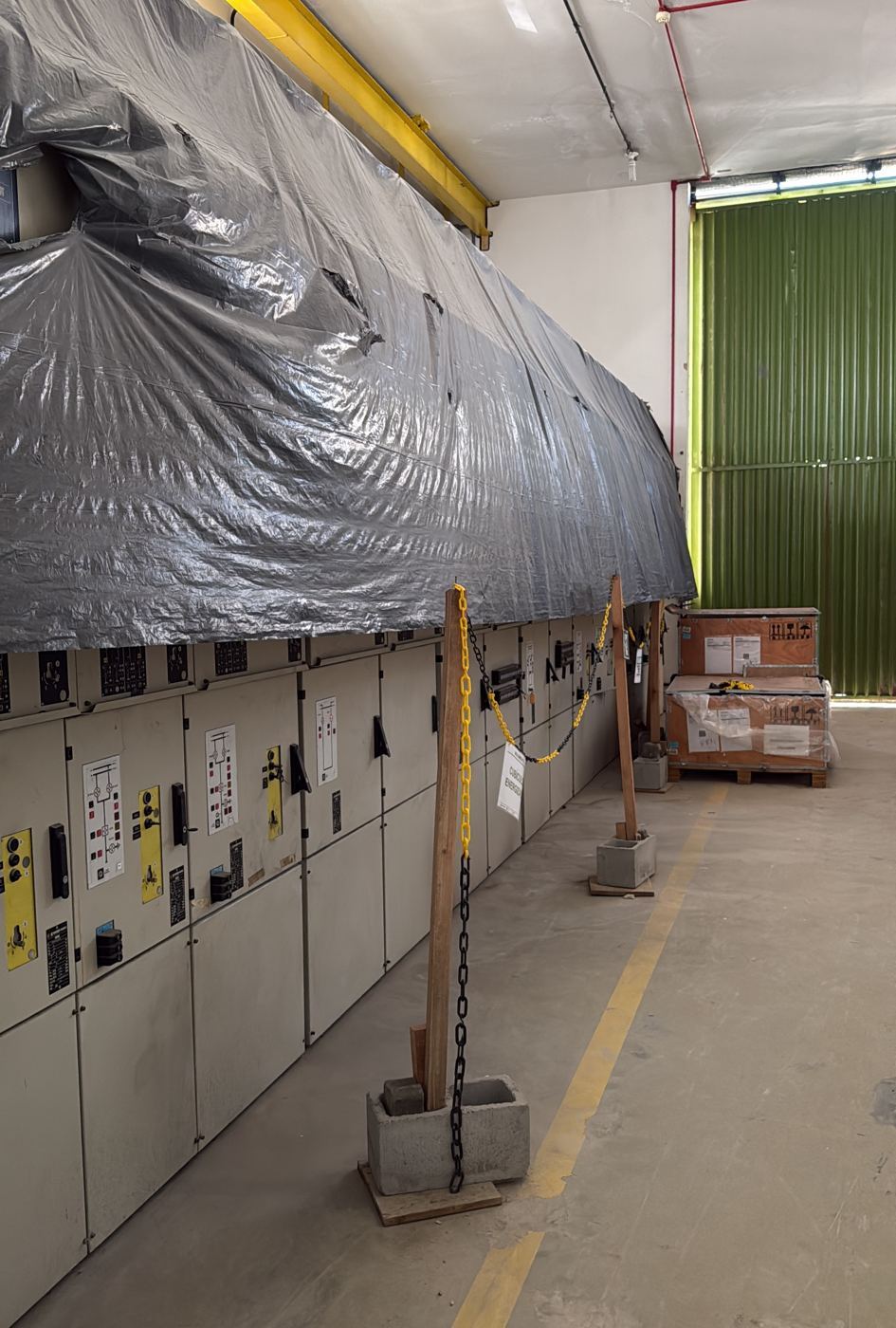 Corredor de painéis com área de trabalho isolada por correntes