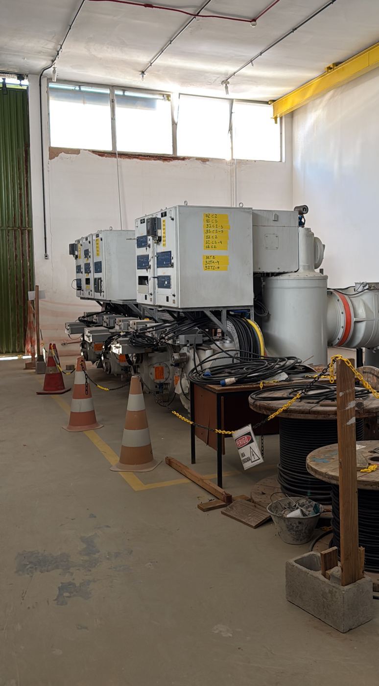 Sala de equipamentos de média tensão com área isolada e bobinas de cabo