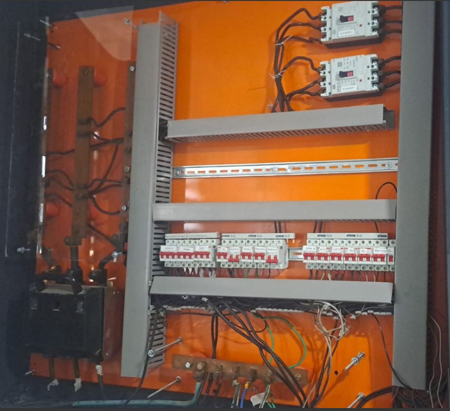 Quadro de entrada geral com nova placa de montagem e barreira de policarbonato